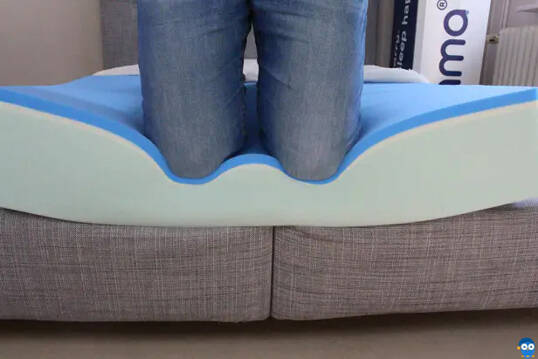 Avaliador de joelhos no colchão Emma